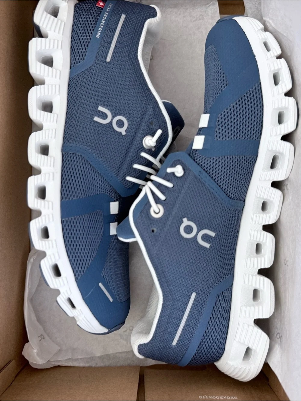 On Cloud Sneakers in navy Blue and White size 6.5